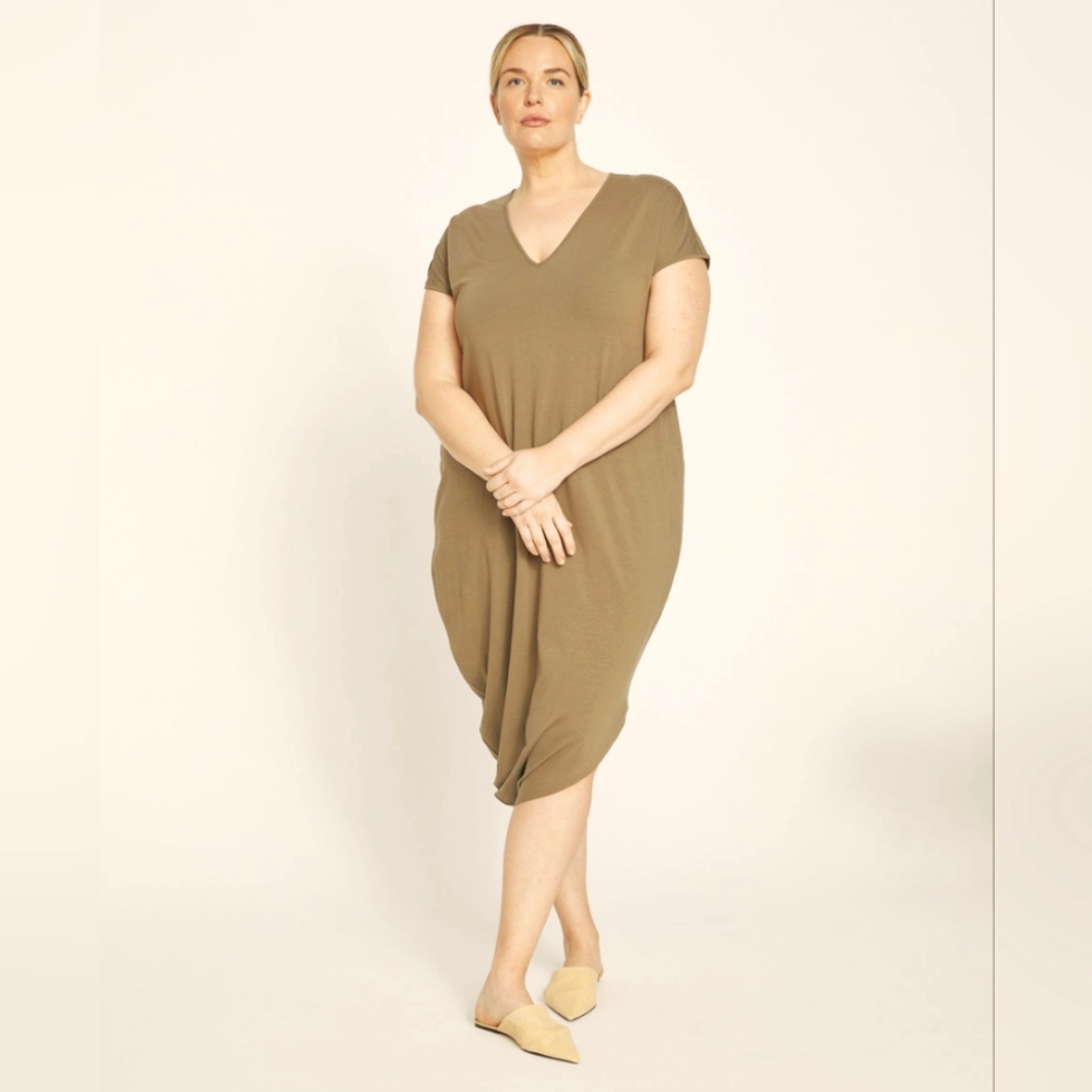 NWT Universal Standard Geneva Dress, V-neck, 16W